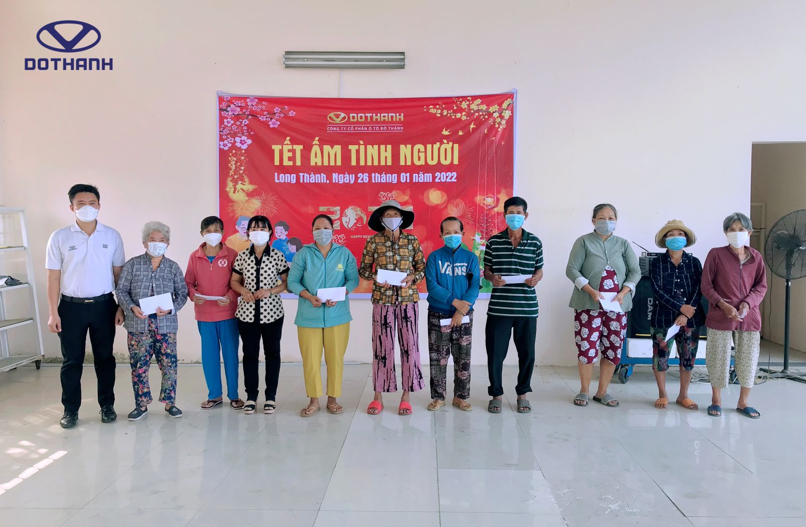 Ông Nguyễn Quốc Hy - Trưởng phòng HCNS Đô Thành đại diện trao quà Tết cho người nghèo