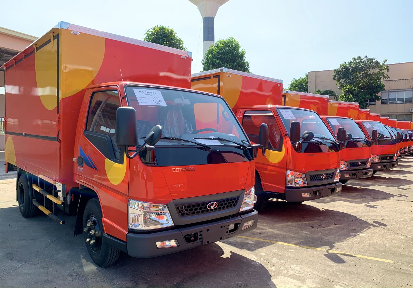 Pinnow Việt Nam sử dụng xe tải DOTHANH IZ150 thùng cánh dơi kinh doanh thực phẩm lưu động