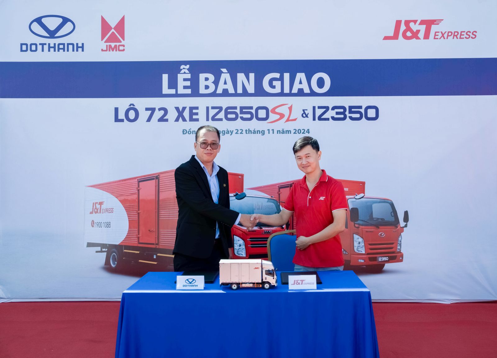 Đại diện DoThanh Auto và đại diện J&T Express Việt Nam tại Lễ bàn giao lô 72 xe tải DOTHANH IZ350 và IZ650SL cho J&T Express Việt Nam