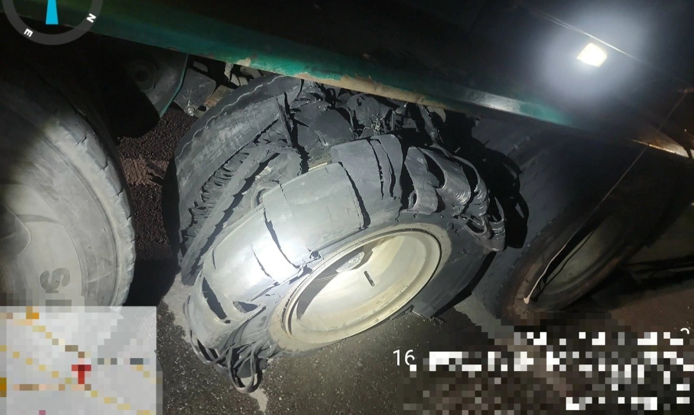 Hàng loạt ô tô vỡ lốp do mặt đường cao tốc Cam Lộ - La Sơn nóng 63 độ C