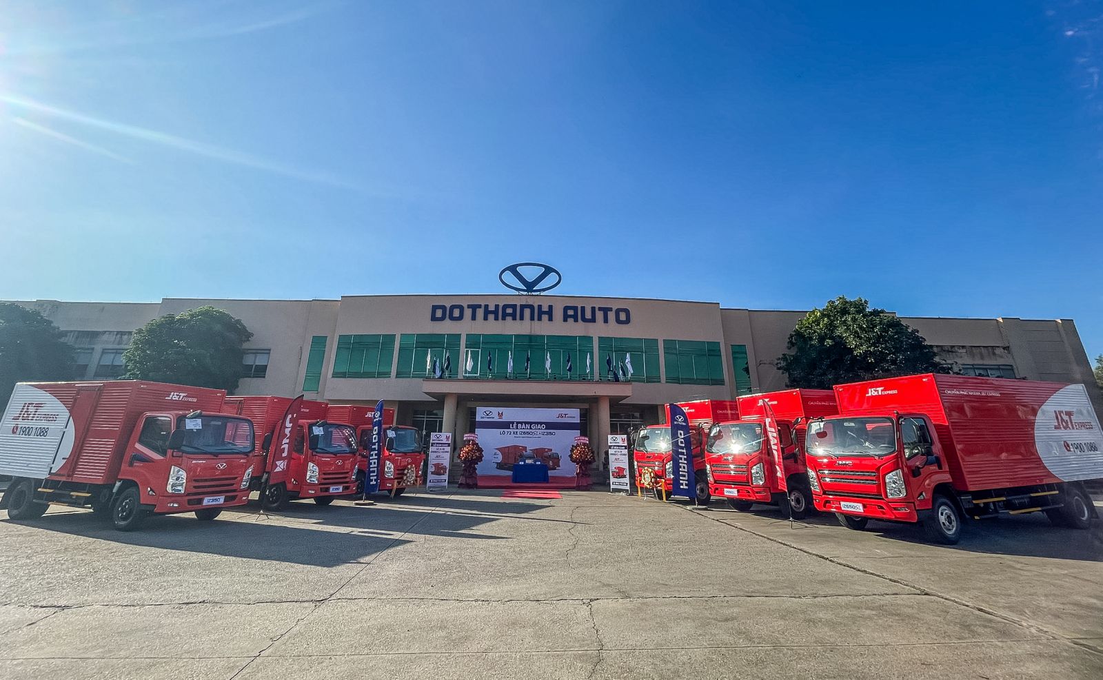 J&T Express Việt Nam tăng cường 72 xe tải mới từ DoThanh Auto vào mùa vận tải cao điểm