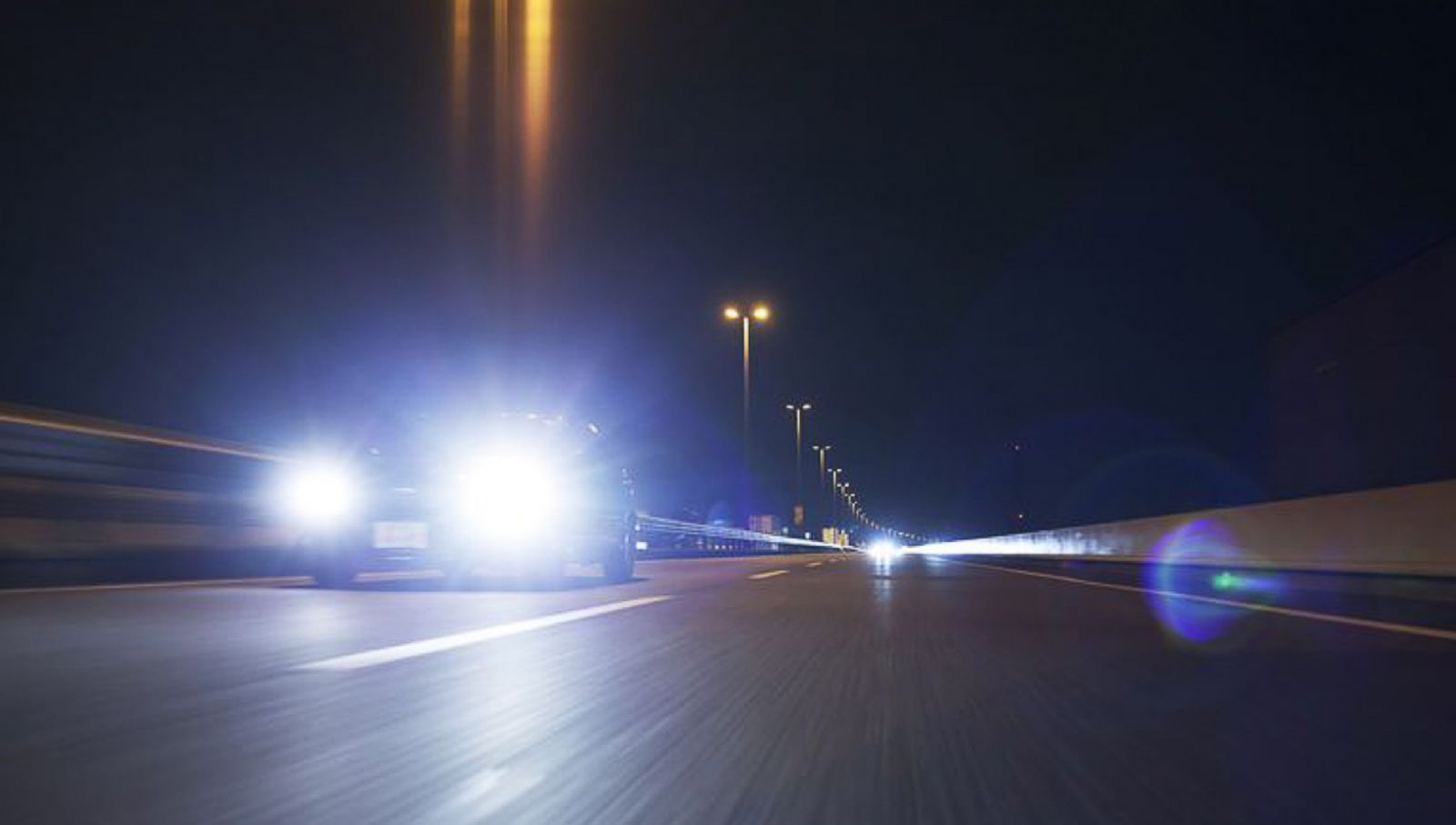 Kinh nghiệm lái xe ban đêm an toàn: Không nhìn trực diện vào đèn xe chạy ngược chiều