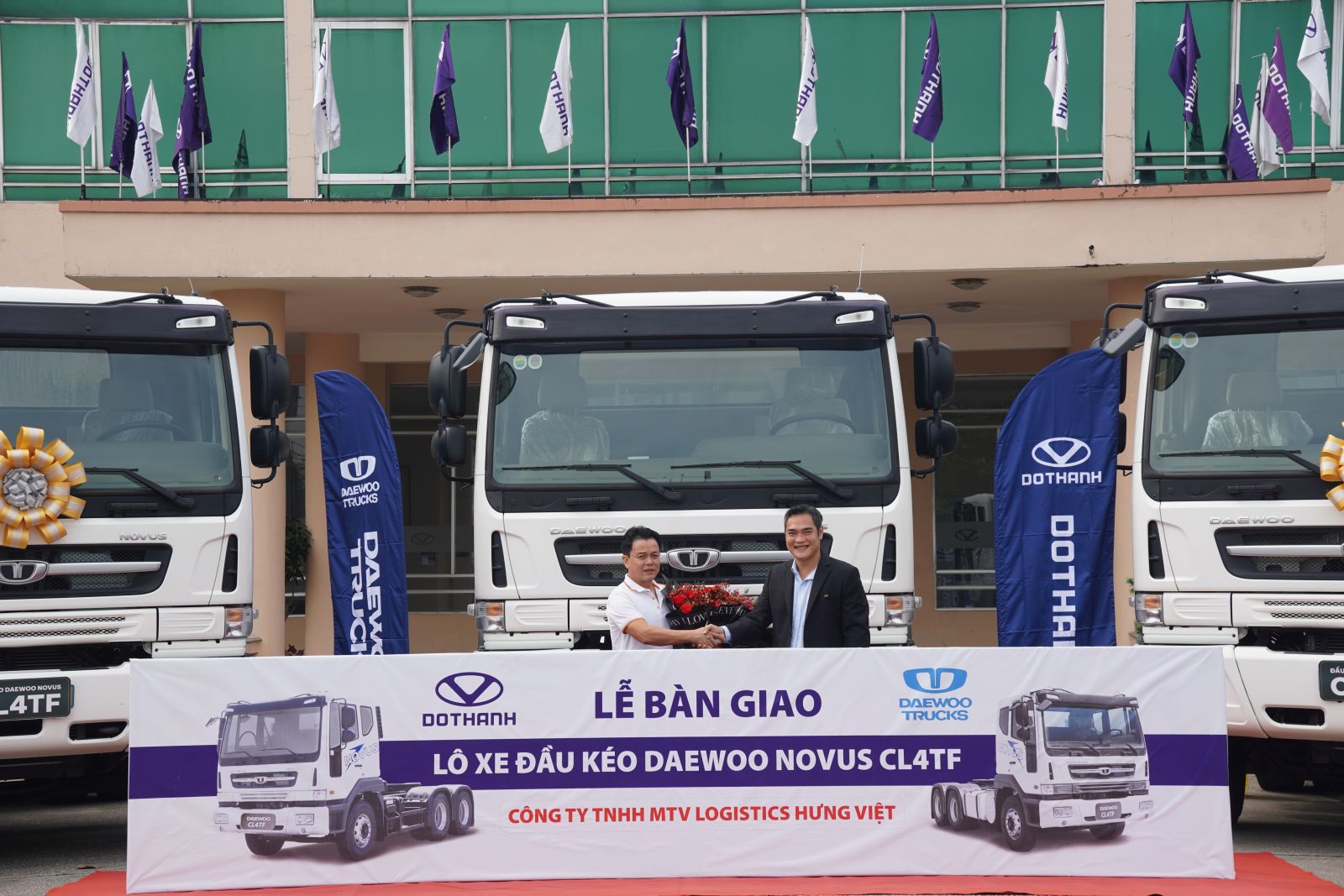 Đại diện DOTHANH AUTO và Công ty Logistics Hưng Việt tại lễ bàn giao lô xe đầu kéo Daewoo CL4TF