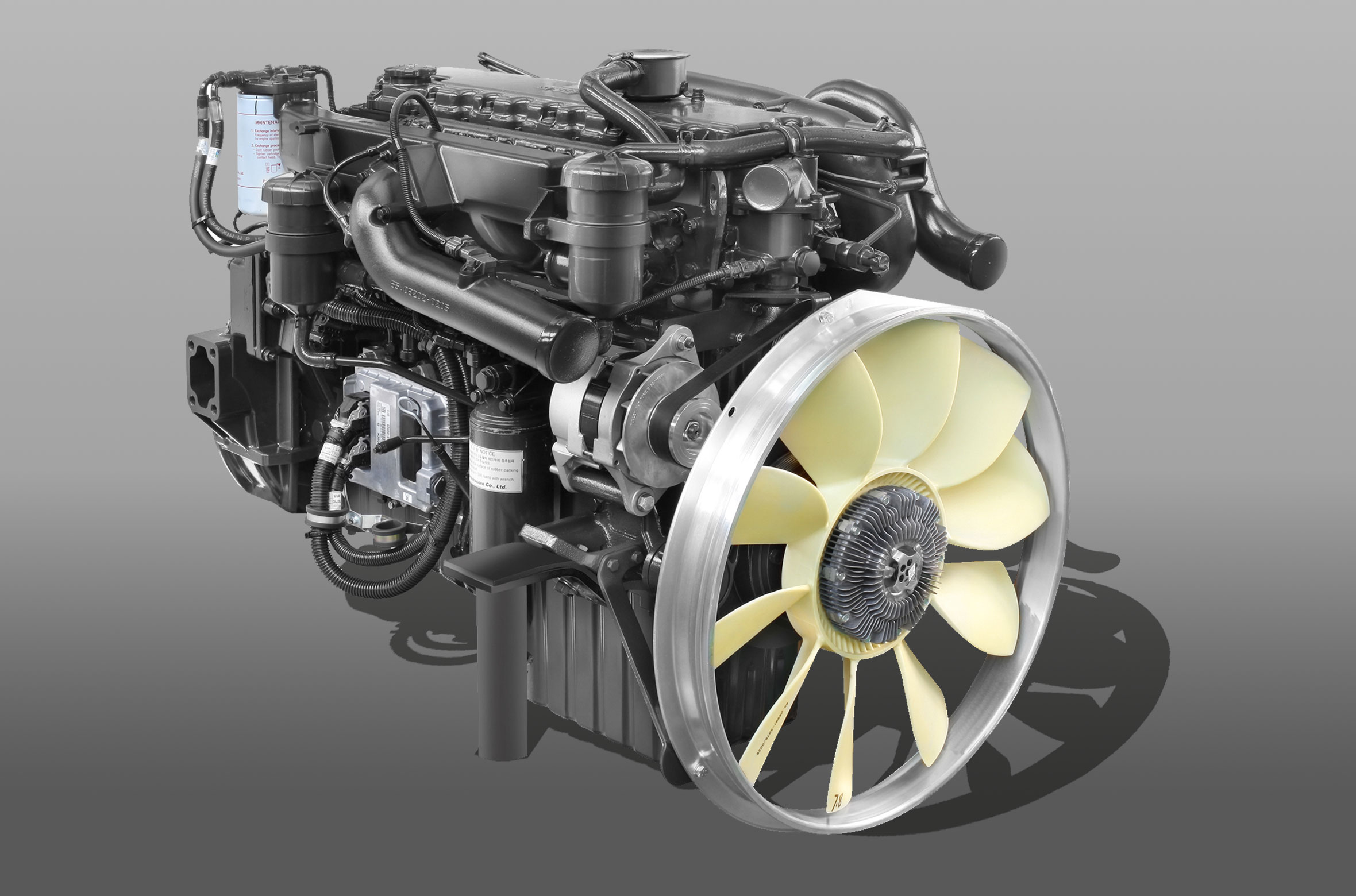 Động cơ Doosan DL06K, Công suất cực đại: 280 PS/2.500 rpm, Momen xoắn cực đại: 981N.m/1.400rpm, Dung tích xilanh: 5.890cc