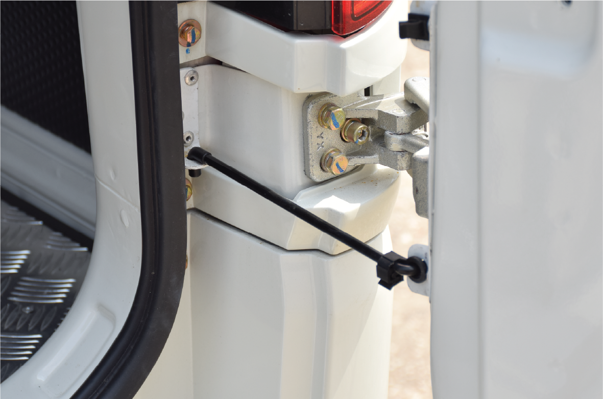 Thanh cố định (tại góc mở cửa 90°)