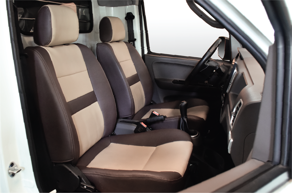 Khoang lái rộng rãi, ghế bọc da êm ái