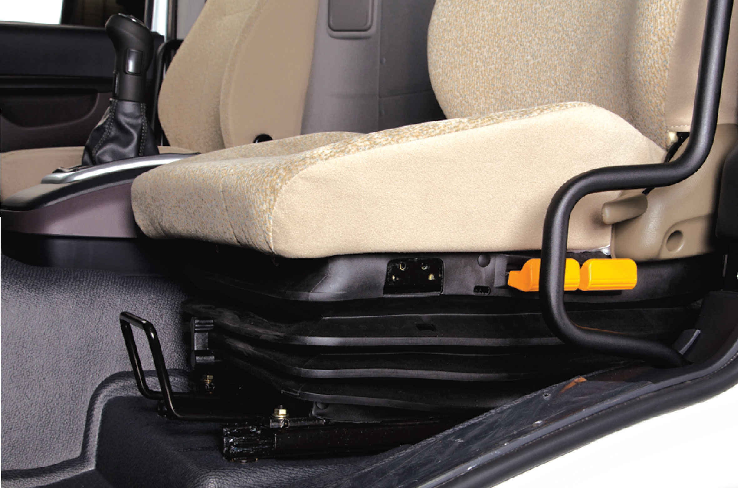 Ghế tài xế được trang bị đệm khí nén ( tuỳ chọn ) giúp giảm chấn, đem lại cảm giác thoải mái khi ngồi